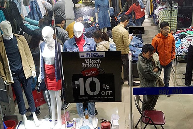 Hanoians queue in bone-chilling cold for Black Friday sales - 9
