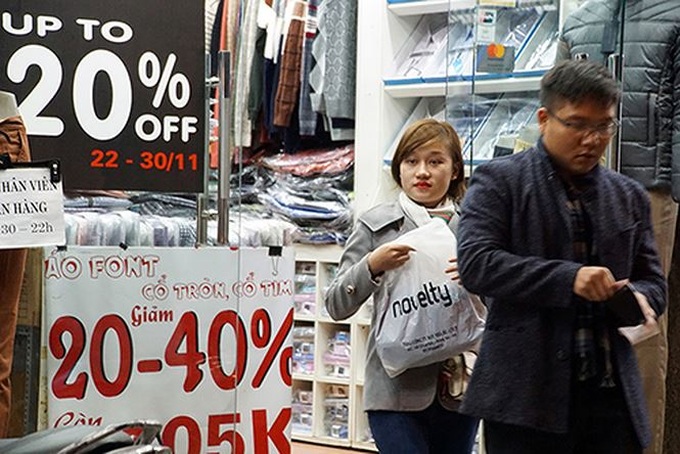 Hanoians queue in bone-chilling cold for Black Friday sales - 12