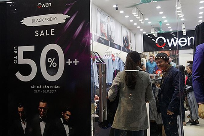 Hanoians queue in bone-chilling cold for Black Friday sales - 10