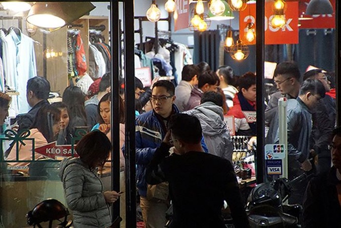Hanoians queue in bone-chilling cold for Black Friday sales - 13