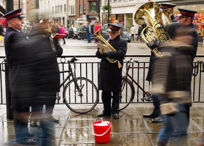 Christmas belt-tightening in crisis-hit Europe - 1