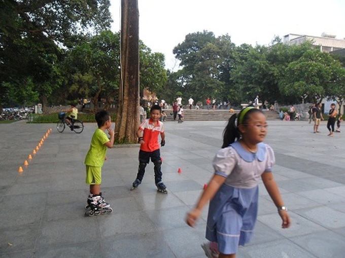 Girl promotes nascent sport of inline skating in Vietnam - 3