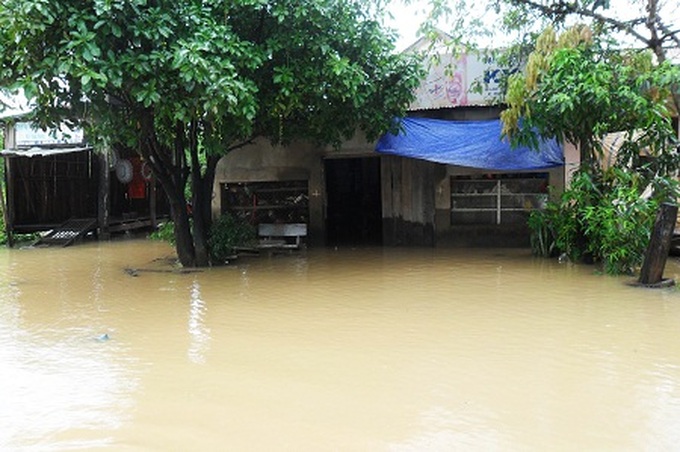 Tropical storm causes deaths and heavy flooding in central Vietnam - 3