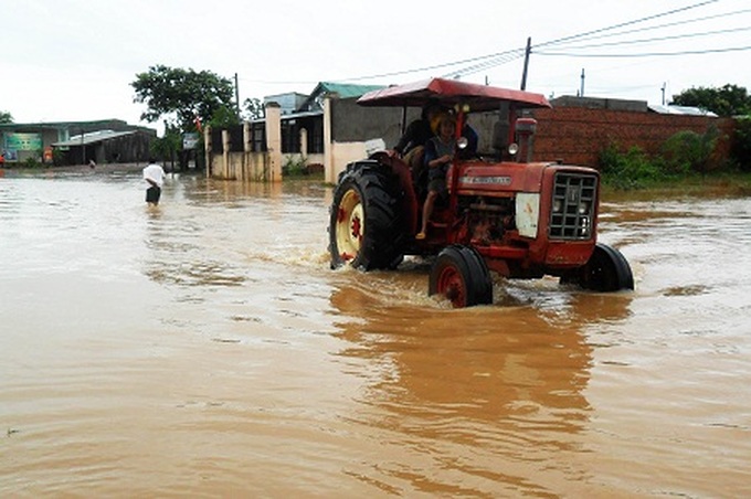 Tropical storm causes deaths and heavy flooding in central Vietnam - 4