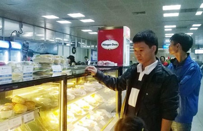 Passengers continue to complain about airport service prices - 1