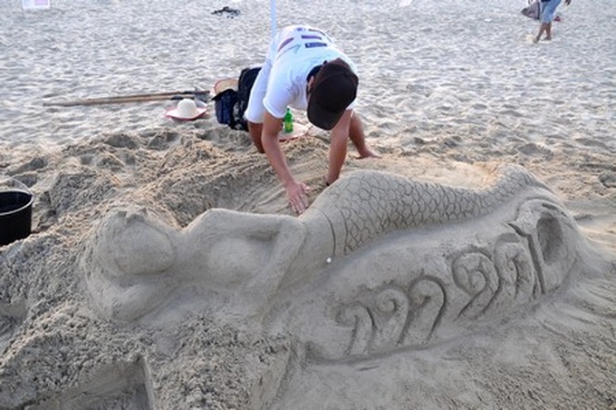 Making sand statues on My Khe Beach - 12