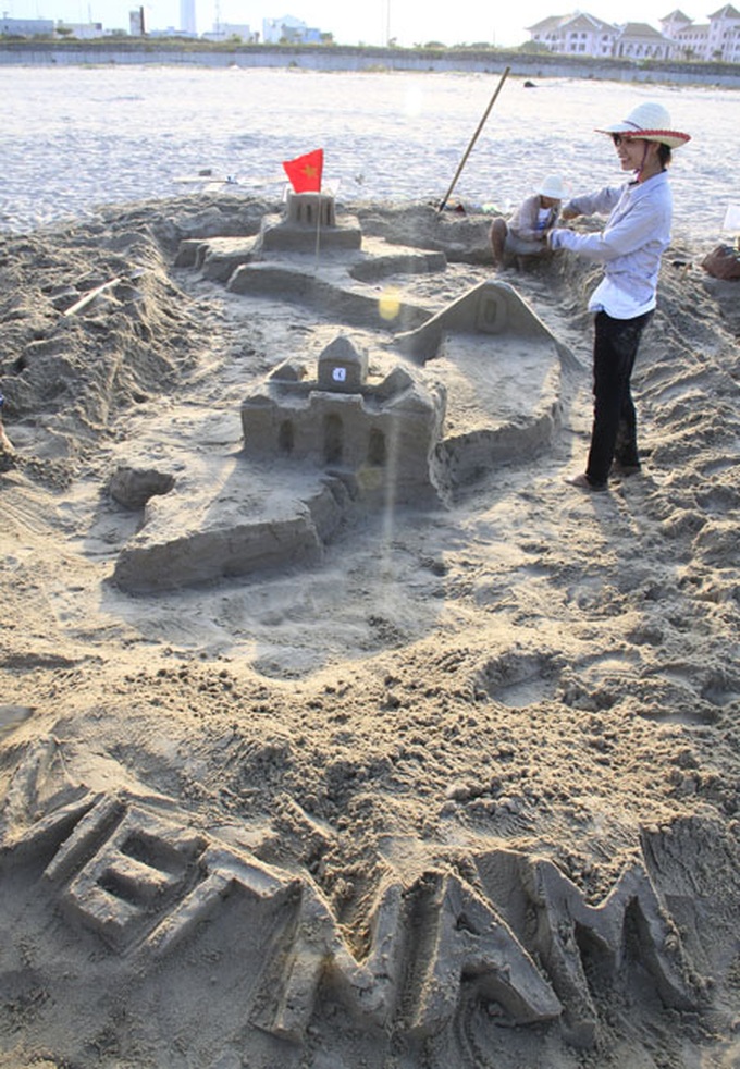 Making sand statues on My Khe Beach - 15