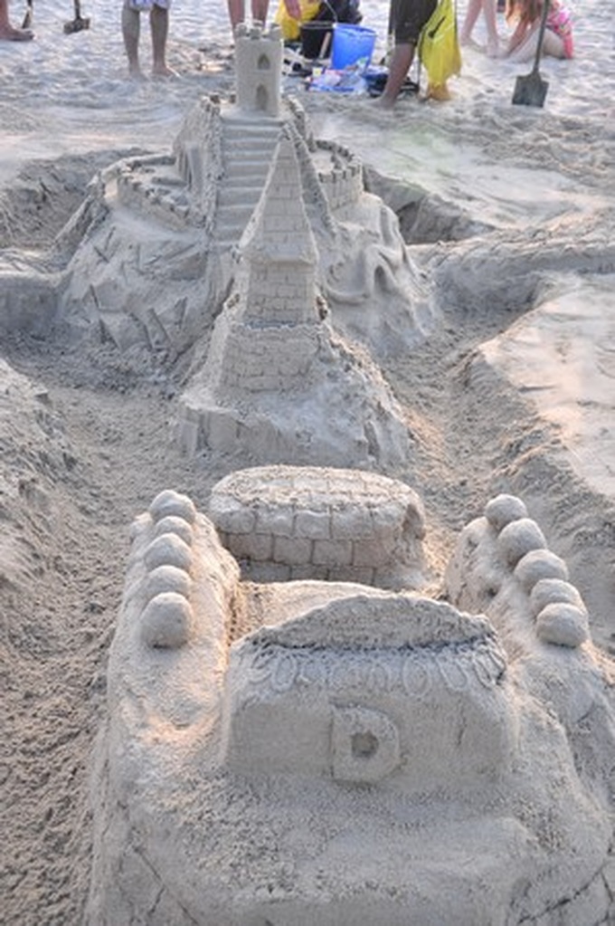 Making sand statues on My Khe Beach - 6
