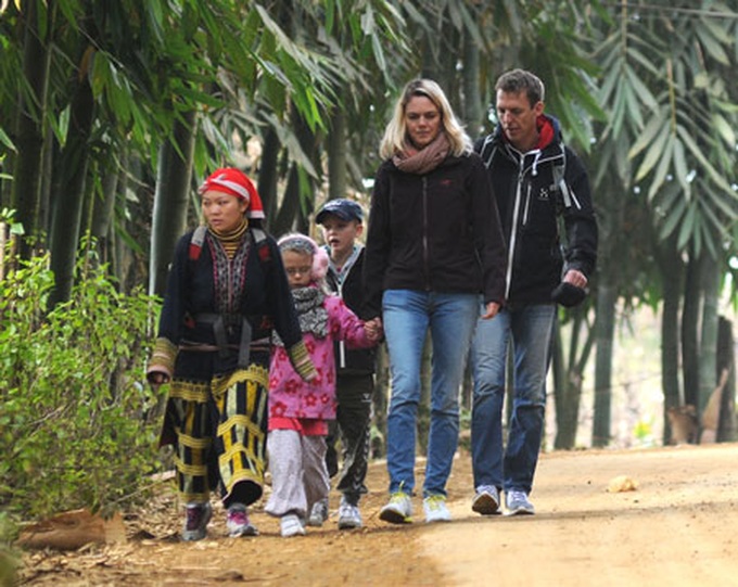 Tourists flock to Sapa to welcome Christmas in icy cold - 2
