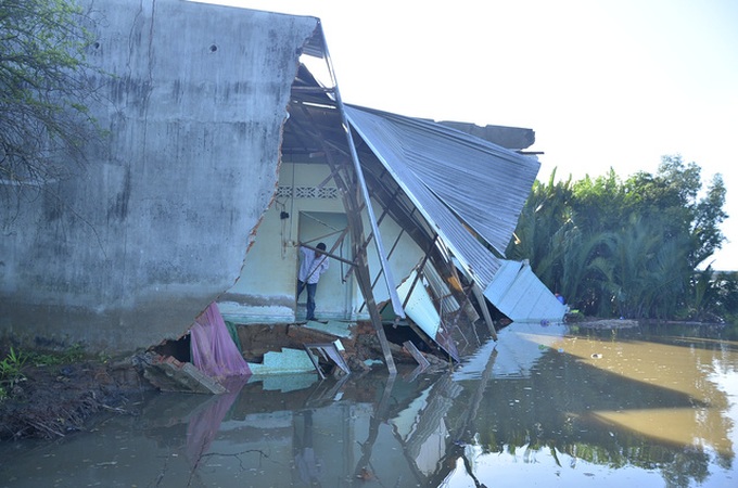 Erosion damages five houses in HCM City - 1 Erosion damages five houses in HCM City - 1