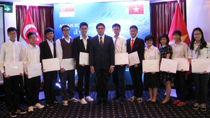 Vietnamese students awarded ASEAN scholarships - 1