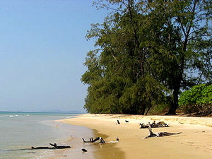 Landslides threaten Phu Quoc homes - 1