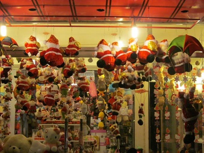 Boisterous Christmas atmosphere in HCM City - 21