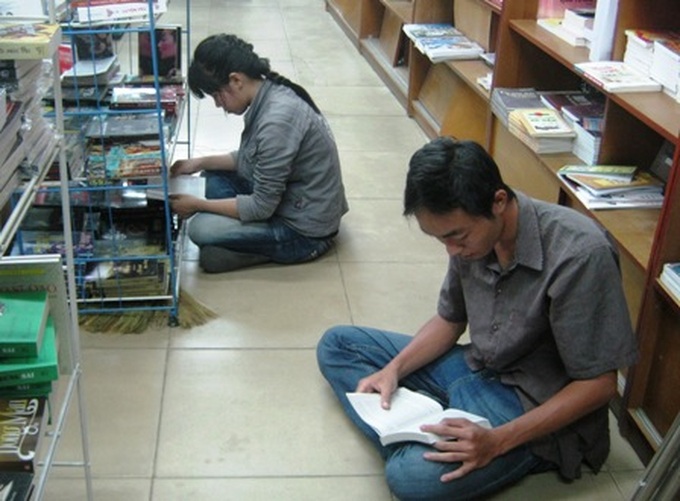 Bookstores provide friendly, free reading environment - 1