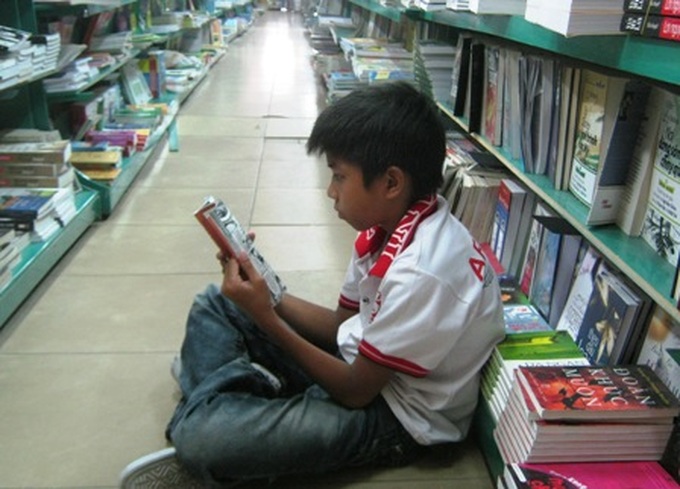 Bookstores provide friendly, free reading environment - 2