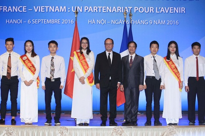 President Hollande talks to Vietnamese students - 1