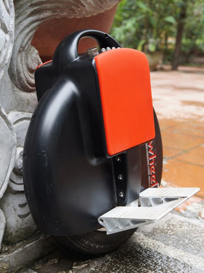 World’s tiniest electric unicycle on sale in Vietnam - 1