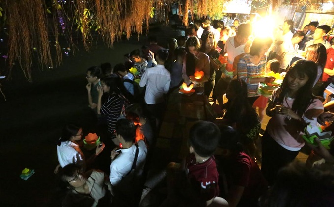 Lanterns shine on Saigon River full-moon festival - 1