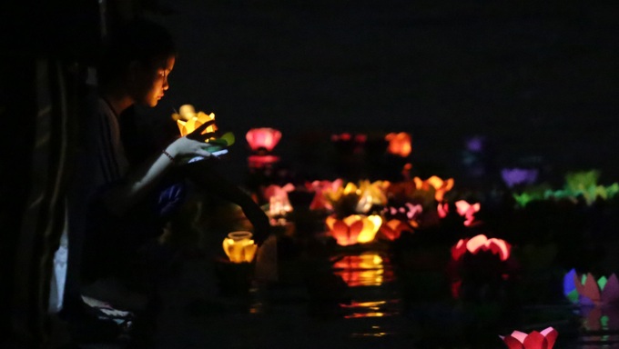 Lanterns shine on Saigon River full-moon festival - 5