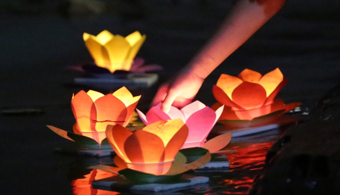 Lanterns shine on Saigon River full-moon festival - 6