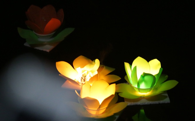 Lanterns shine on Saigon River full-moon festival - 9