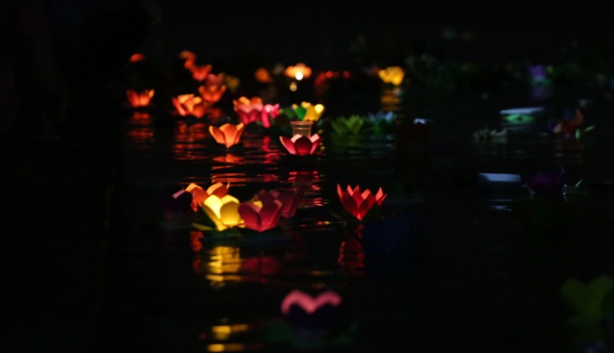 Lanterns shine on Saigon River full-moon festival - 8