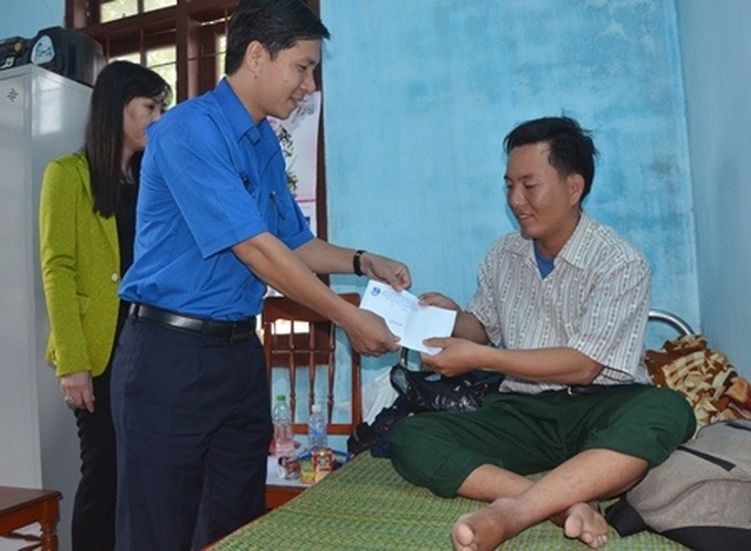 Fisherman survives turbulent sea - 2 Fisherman survives turbulent sea - 2