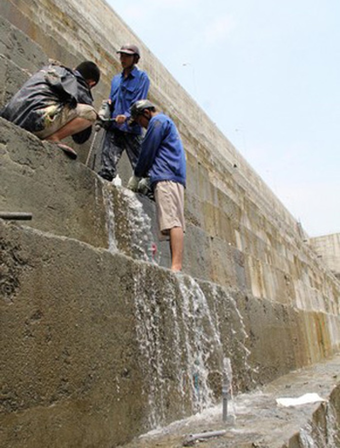 Cracks in hydropower dam pose possible danger - 1