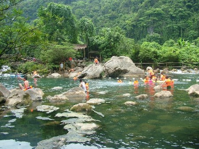 Bird-nest restaurants new feature in Quang Binh eco-resort - 7