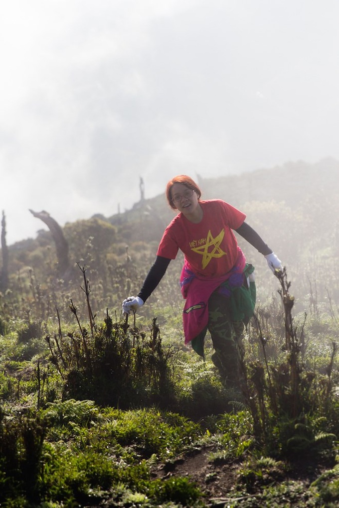 Watching cloud from top of Vietnam’s highest mountain - 13 Watching cloud from top of Vietnam’s highest mountain - 13