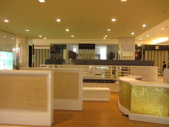 Luxury shops feel economic bite - 1