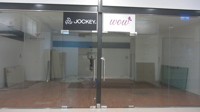 Luxury shops feel economic bite - 7