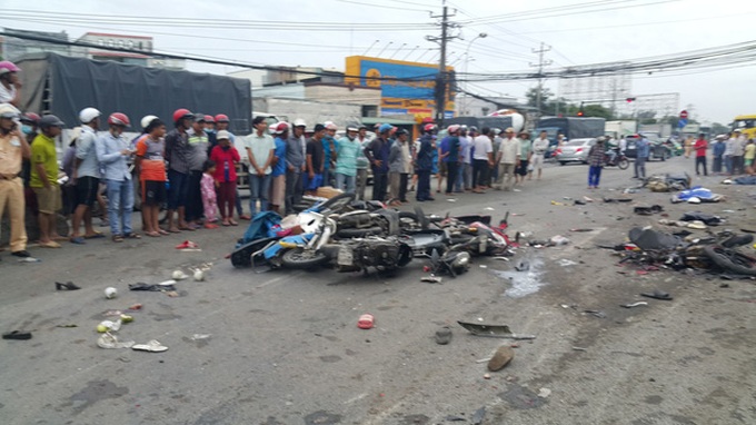 Four died after truck runs into vehicles at red light - 1