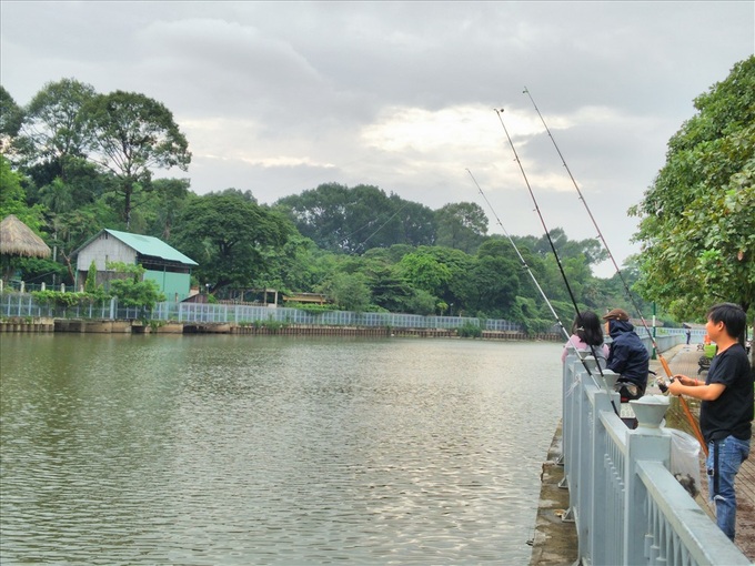 HCM City canals suffer illegal fishing - 1