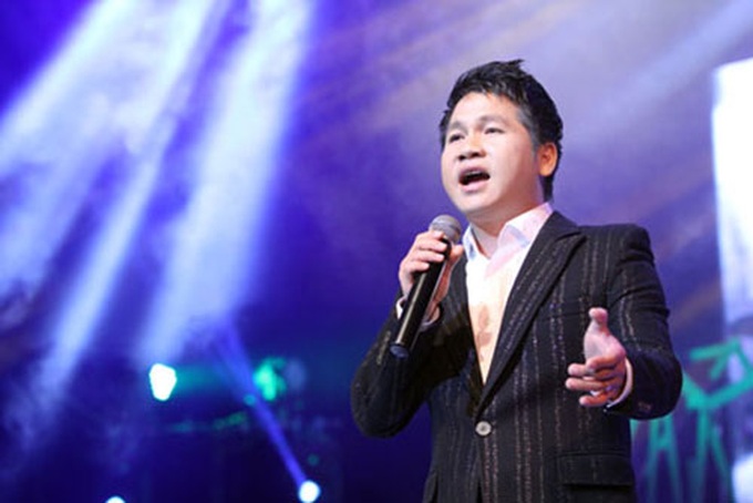 Revolutionary singer gives up lecturing position for the stage - 1