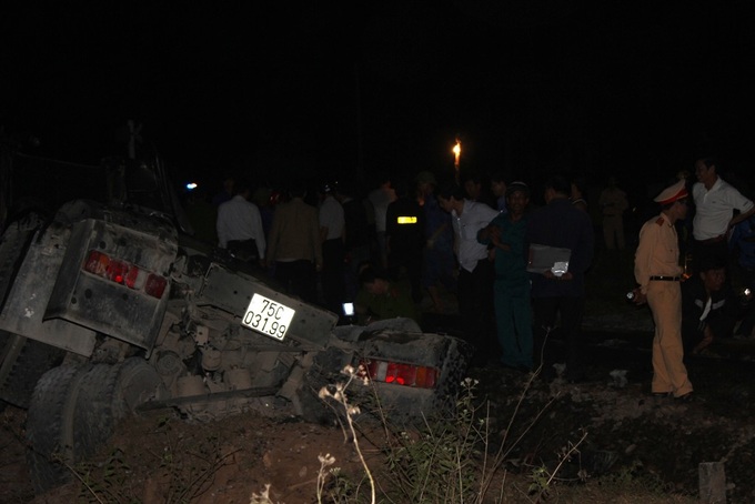 One dead, four injured in train, truck crash in Quang Tri - 2