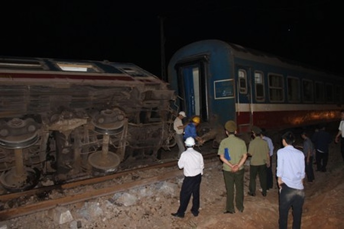 One dead, four injured in train, truck crash in Quang Tri - 1