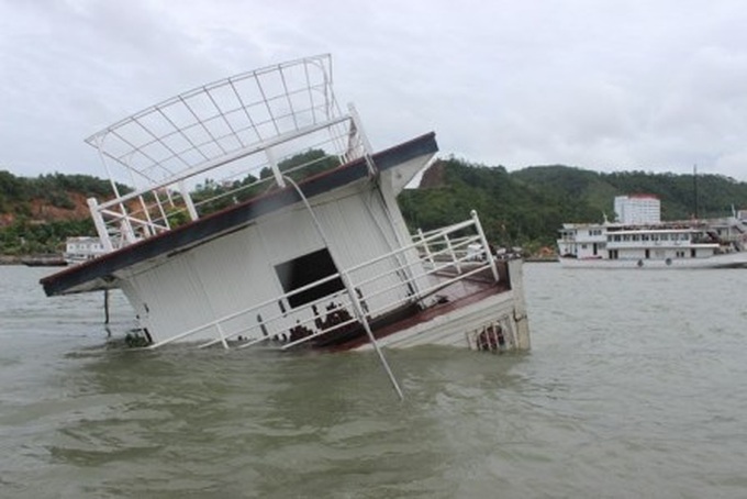 Two cruise ships capsize on Halong Bay - 1 Two cruise ships capsize on Halong Bay - 1