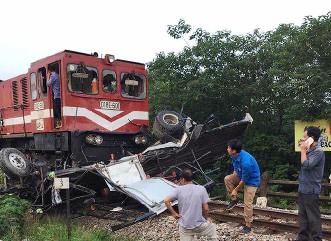 Truck crushed in Hanoi train collision - 1