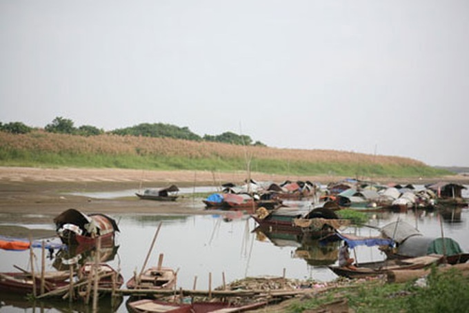 Hong River drops lowest level in 100 years - 1 Hong River drops lowest level in 100 years - 1