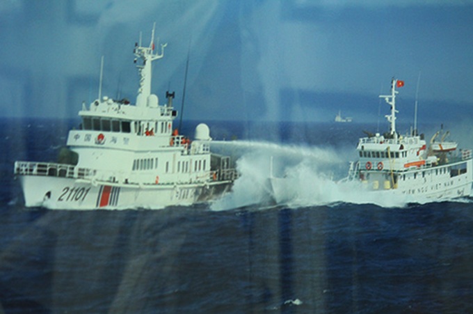 Chinese fishing ships intentionally intercept Vietnamese boats - 1 Chinese fishing ships intentionally intercept Vietnamese boats - 1