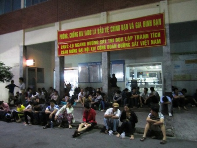 Tet means overnight stays at train stations for many - 2