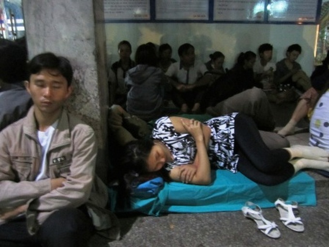 Tet means overnight stays at train stations for many - 3