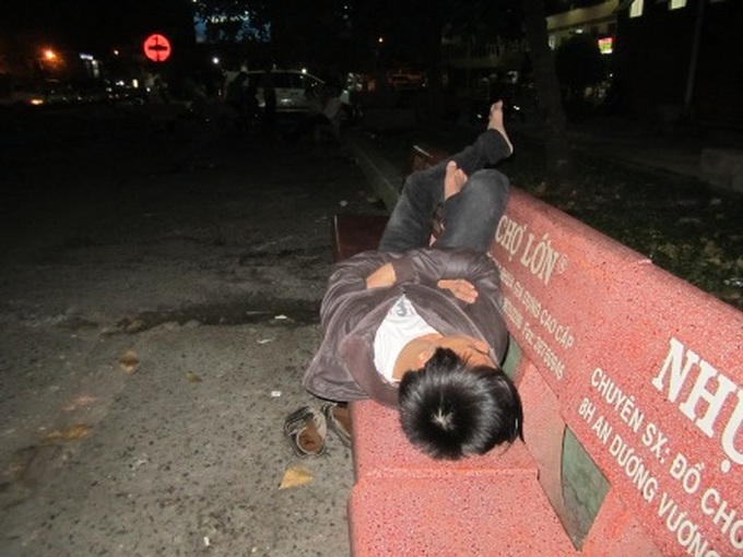 Tet means overnight stays at train stations for many - 5