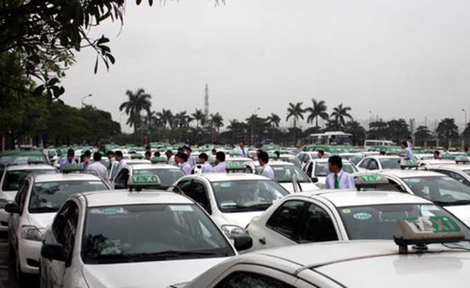 Hanoi to discourage taxi transport development - 1