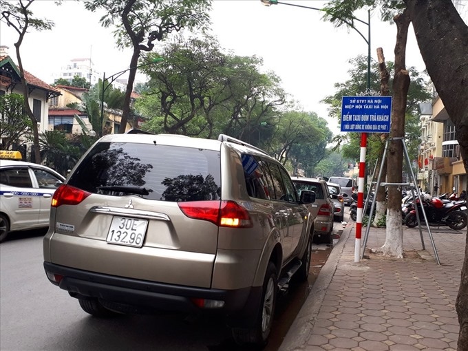 Taxi pick-up points invisible to passengers and drivers - 1