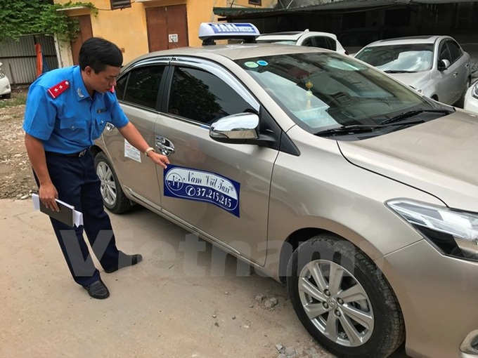 Hanoi taxi driver fined for overcharging French tourist - 1