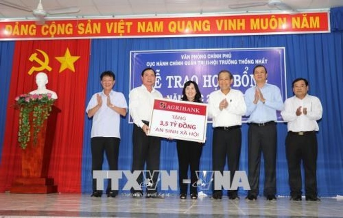 Deputy PM presents gifts, scholarships to poor families, students - 1