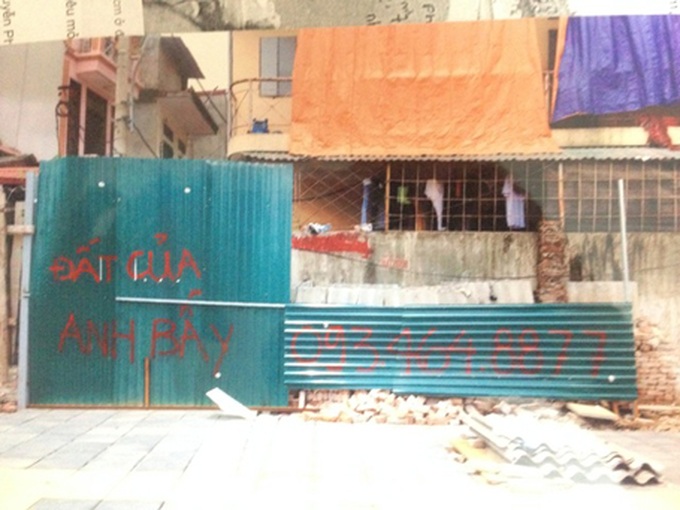 Road construction leaves tiny land lots unsold in Hanoi - 2