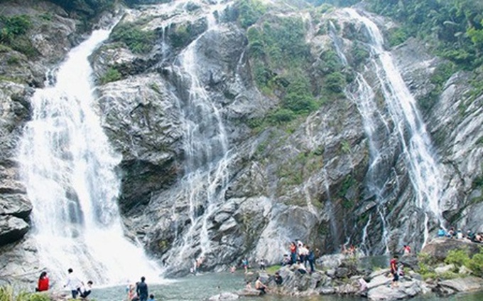 White Waterfall wows visitors in remote countryside paradise - 3